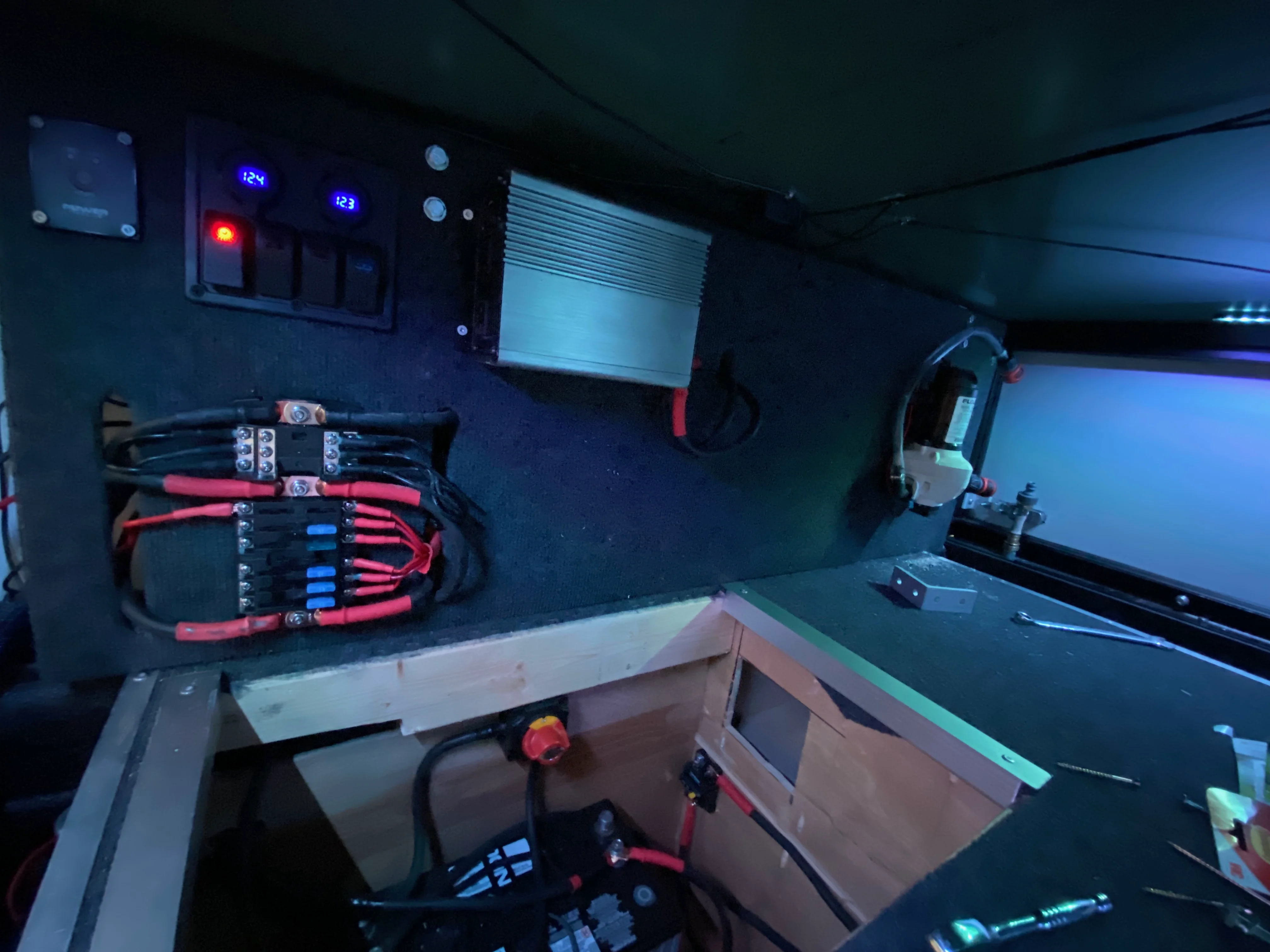 Battery box with master shut-off switch